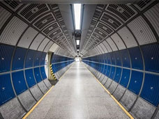 華明燈具選用施奈仕環(huán)保低氣味三防漆，保障員工健康