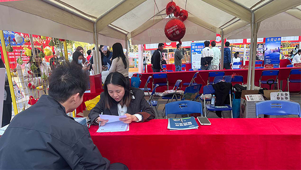 施奈仕亮相東莞萬達(dá)招聘會(huì)，廣納英才共筑發(fā)展.jpg