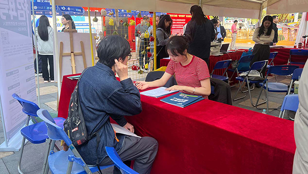 施奈仕亮相東莞萬達(dá)招聘會(huì)，廣納英才共筑發(fā)展.jpg